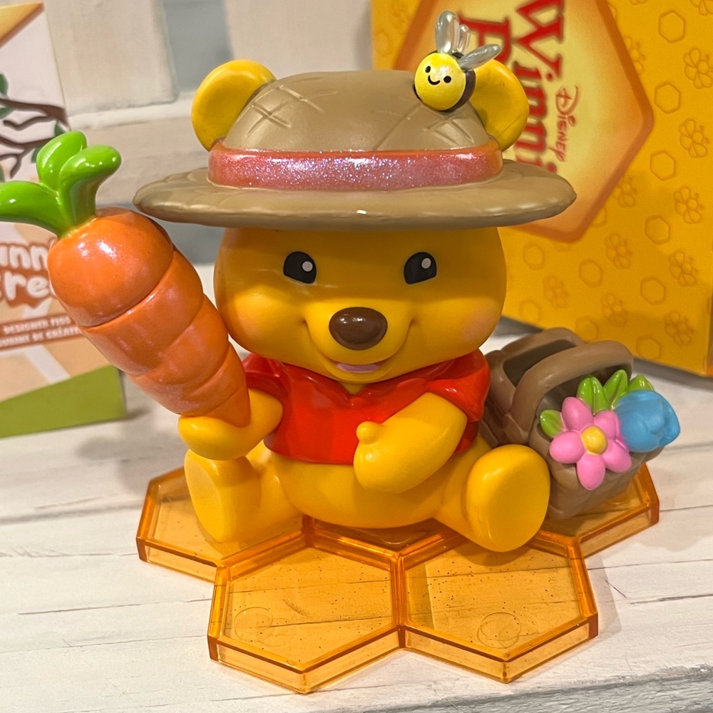 Disney Winnie the Pooh Happy Haul Hunny Crew Mystery Blind Box Picnic Pooh
